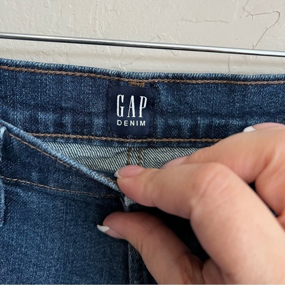 Gap 5 in Dark Wash Cuffed Denim Shorts - Picture 4 of 7